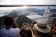 Touristen beobachten vom Zuckerhut aus den Sonnenuntergang. (Bild: Getty)