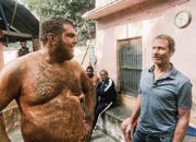 Christian Stucki und Sepp Amstutz beim Training bei Kushti-Ringern in Neu-Delhi. (Bild: SRF)