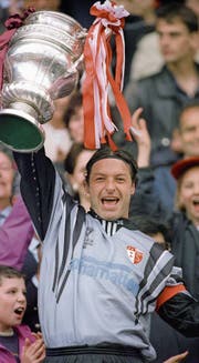 Stephan Lehmann als FCL-Goalie im Cup auswärts gegen Winterthur im November 1997 (oben links), beim Cupsieg mit Sion Anfang Juni 1996 (rechts) und am Ostermontag 2004 als Torhütertrainer vom FC Wil mit der Trophäe (unten links). (Bilder: Keystone)