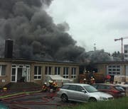 Mit Grosslüftern versuchte man, den Rauch aus der Halle zu bringen. (Bild: Kapo Schwyz)