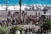 Auf der Promenade des Anglais trauern Passanten um die Opfer. (Bild: EPA / Ian Langsdon)