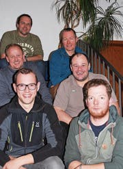 Vorne: Präsident Daniel Meyer (rechts) und Aktuar Sandro Dubacher; Mitte: Kassier Philipp Aregger (rechts) und René Russi (25 Dienstjahre); hinten: Kommandant Stefan Dahinden (rechts) und Marcel Christen (25 Dienstjahre). (Bild: PD (Andermatt, 5. Februar 2018))
