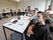 Die angehenden Fachleute Gesundheit an ihrem ersten Schultag im Neubau des BWZ Uri. (Bild: Urs Hanhart (Altdorf, 21. August 2017))
