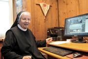 Schwester Judith (82) kümmert sich trotz ihres stolzen Alters im Kloster St. Lazarus um sämtliche Computeraufgaben. (Bild Anian Heierli)