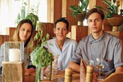 Gastgeberin Claudia Achermann mit ihren Kindern Vivienne und Timon im «Canadian im Rössli». (Bild: Adrian Venetz (Stalden, 13. Juli 2017))