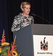 Barbara Breisacher, Stiftungsratspräsidentin und CEO der Alpnach-Gruppe, gratuliert den Lehrabgängern (Bild links). Pascal Barmettler, Julia von Holzen, beide Ennetmoos, und Alina Halter, Giswil (von links), freuen sich über die Geldprämie. (Bild: Robert Hess (Alpnach, 20. Oktober 2017))