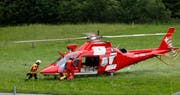 Der Rega-Heli landet auf der Wiese gegenüber dem Campingplatz. (Bild: Geri Holdener)