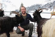 Landwirt Christian Näf setzt nicht auf Kühe, sondern ausschliesslich auf Ziegen. (Bild: Elias Bricker (Göscheneralp, 10. Januar 2017))
