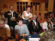 Landratspräsidentin Michèle Blöchliger serviert an ihrer Feier den Gästen das Dessert gleich persönlich. (Bild: Kurt Liembd (Hergiswil, 28. Juni 2017))