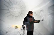 Einmal filigran und einmal mit Kettensäge: Künstler Krists Zarins und Jakob Weil gestalten aus Eis und Schnee das Iglu-Hotel auf Trübsee. (Bild: Corinne Glanzmann)