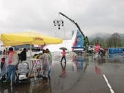 Die Skirampe auf dem Flugplatz bleibt unbenutzt, die Besucher suchen Schutz vor dem Regen. (Bild: Martin Uebelhart (Buochs, 18. März 2017))