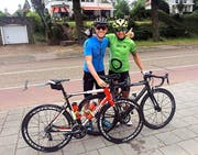 Severin Portmann und Reto Wallimann (rechts) vor dem Start zur letzten Etappe nahe der holländischen Grenze. (Bild: PD)