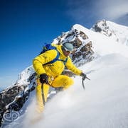 Ueli Steck in Aktion 2015 im Himalaya-Gebirge. (Bild: Instagram / danpatitucci)