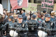 Polizisten schirmen Demonstranten von einer Kundgebung der Abtreibungsgegner ab. (Bild: Walter Bieri/Keystone (Zürich, 19. September 2015))