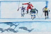 Alex Fiva (rotes Skidress) war am Samstag bester Schweizer. Zu sehen ist er hier beim Skicross Weltcup in Arosa 2015. (Bild: Keystone (Archiv) / Gian Ehrenzeller)