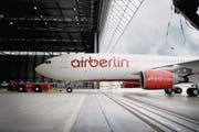 Ein Verkehrsflugzeug vom Typ Airbus A 330 der Fluggesellschaft Air Berlin. (Bild: VOLKER HARTMANN (AP dapd))