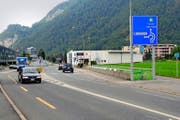 Beim Kreisel vor dem Länderpark gibt es neue Wegweiser und Signalbalken sowie Spurmarkierungen auf der Fahrbahn. (Bild: Martin Uebelhart)