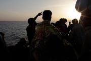 Sie haben die Überfahrt überlebt. Im Symbolbild: Gerettete Flüchtlinge auf dem Mittelmeer. (Bild: Yara Nardi/Italian Red Cross via AP)