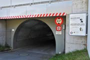 Die Tafel vor dem Autobahndurchgang beim Senkel soll dessen Gäste zur Rücksicht ermahnen. Bild: Matthias Piazza (Stans, 29. September 2016)