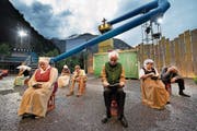 Darsteller und spektakuläre Kulisse im Freilichtspiel auf dem Areal der Heizwerk Gotthard AG bei Göschenen. (Bild: Eveline Beerkircher (30. Juni 2017))