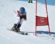 In perfekter Hocke rast der Schwyzer Mario Kamer zum Sieg in der Kategorie U16. (Bild: Josef Mulle (Andermatt, 8. April 2017))