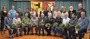 An der Vorstandskonferenz des Blasmusikverbands Uri nahmen 25 der insgesamt 29 Musikanten teil, die für ihre langjährige Mitgliedschaft geehrt werden konnten, unter ihnen auch der Flüeler Nino Vanoli (vorne, Fünfter von links), der seit 60 Jahren aktiv musiziert. (Bilder: Georg Epp (Seelisberg, 17. Februar 2017))