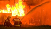 Die Brandbekämpfung erstreckte sich über mehrere Stunden. (Bild: (c) Beat Kälin/kameramann.ch)