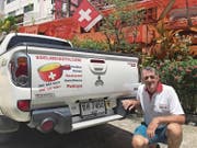 Robert Tresch in Pattaya mit seinem Wunsch-Autoschild, das er bereits in Uri hatte. (Bild: PD)