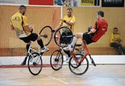 Dominik Planzer (links) und Roman Schneider sind heute Samstag besonders gefordert. (Bild: Urs Hanhart (Schattdorf, 17. Juni 2017))
