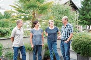 Hanspeter Durrer, Maria Gabriel, Alice Truttmann und Hans Gabriel (von links) gehören zur Gruppe von Leuten, die Koni Huser regelmässig besuchen. (Bild: Martin Uebelhart (Ennetbürgen, 24. Juli 2017))