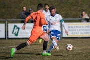 Der FC Schötz spielt zuhause gegen den SC Buochs. Fotografiert am 24. März 2018. Im Bild: Der Schötzer (orange): Joel Stephan gegen den Buochser Christophe Lambert der hier das 1:1 schiesst. LZ Boris Bürgisser (Bild: Boris Bürgisser (Boris Bürgisser))