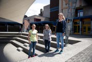 Die drei Reporterinnen (von links) Maya Bäurle, Elena Bösch und Angela Odermatt vor dem Schulhaus Morgenstern. (Bild: Corinne Glanzmann / Neue NZ)