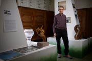 Der Toggenburger Skispringer und Bildhauer Walter Steiner posiert in der ihm gewidmeten Ausstellung. (Bild: Gian Ehrenzeller/Keystone (Lichtensteig, 21. März 2018))