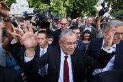 Der von den Grünen unterstützte Kandidat hat sich durchgesetzt: Alexander Van der Bellen (72), hier in Wien aufgenommen, wird neuer österreichischer Präsident. (Bild: AP / Ronald Zak)