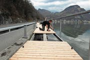 Der Holzbelag am Loppersteg wird montiert. (Bild: Urs Rüttimann (Neue NZ) (Neue Nidwaldner Zeitung))