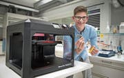 Mit diesem 3D-Drucker hat Marco Savignano im Kollegi die Fingerprothese hergestellt. (Bild: Corinne Glanzmann (Stans, 25. April 2017))
