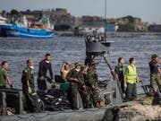 Die ägyptische Küstenwache und Retter bringen die Leichen von Flüchtlingen an Land. Ein Boot mit Hunderten Migranten an Bord kentert vor der ägyptischen Küste. (Bild: Keystone/AP/EMAN HELAL)