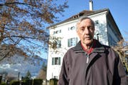 Der Buchautor Dieter Gemsch im Park seines Hauses Maihof, einem alten Schwyzer Herrenhaus.