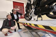 Sicherheitsdirektor Dimitri Moretti (links) und ASSV-Vorsteher Toni Epp begutachten die neue Hebebühne für Motorräder. (Bild: urh (Altdorf, 12. 3. 18))