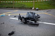 Der Roller wurde beim Unfall massiv beschädigt. (Bild: Geri Holdener)