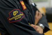 Das Logo der Kantonspolizei Zürich auf einer Uniform. (Symbolbild) (Bild: Keystone)