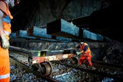 Enger Raum und Zeitplan im Loppertunnel: Pro Nacht schaffen es die 20 Gleisbauer, 54 von total 1186 Schienenmetern zu erneuern. (Bild: Corinne Glanzmann)