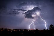 Heftige Gewitter haben sich am Dienstagabend über der Schweiz entladen. (Symbolbild) (Bild: Keystone / AP Photo (Archiv))