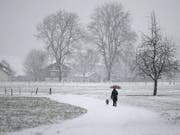Am Wochenende hält in der Schweiz der Winter Einzug. Die lange Trockenzeit ist nun beendet. (Symbolbild) (Bild: KEYSTONE/URS FLUEELER)