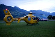 Zum ersten Mal überhaupt stand der TCS-Heli in Innerschwyz im Einsatz. (Bild: Geri Holdener)