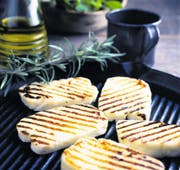 Halloumi schmilzt kaum und eignet sich deshalb besonders gut für den Grill. (Bild: Diana Miller/KEY)