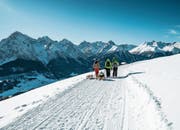 Vor der Schussfahrt auf dem Schlitten heisst’s Winterwandern bergauf. (Bild: Ivo Scholz/swiss-image.ch)