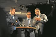 Von links: Beat Arnold, Isidor Baumann und Josef Dittli beim Gespräch. (Bild: urh (Altdorf, 2. Dezember 2017))