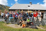 Aufgeräumte Stimmung im Unteralptal: Der Strom fliesst seit kurzem aus dem Tessin durch einen Stollen zur Vermigelhütte. (Bild Tommy Dätwyler)