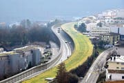 So wird die Lärmschutzwand entlang der A 2 in Hergiswil aussehen. (Bild: Visualisierung Mathys Partner)